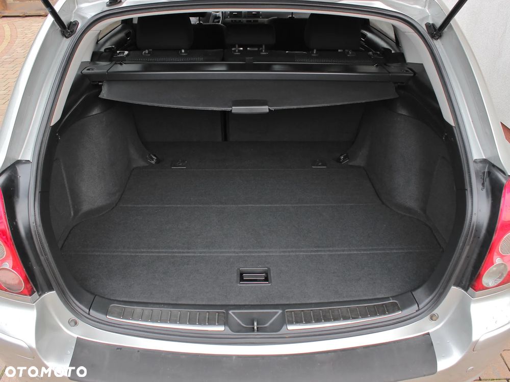 Toyota Avensis 1.8 VVT-i Sol Premium - 26