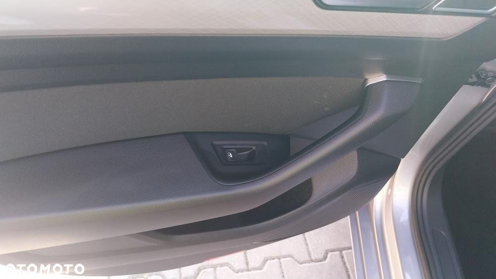 Volkswagen Passat - 12