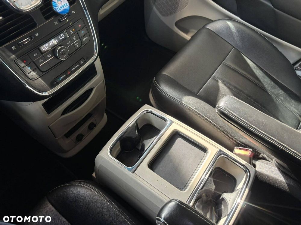 Chrysler Town & Country - 19