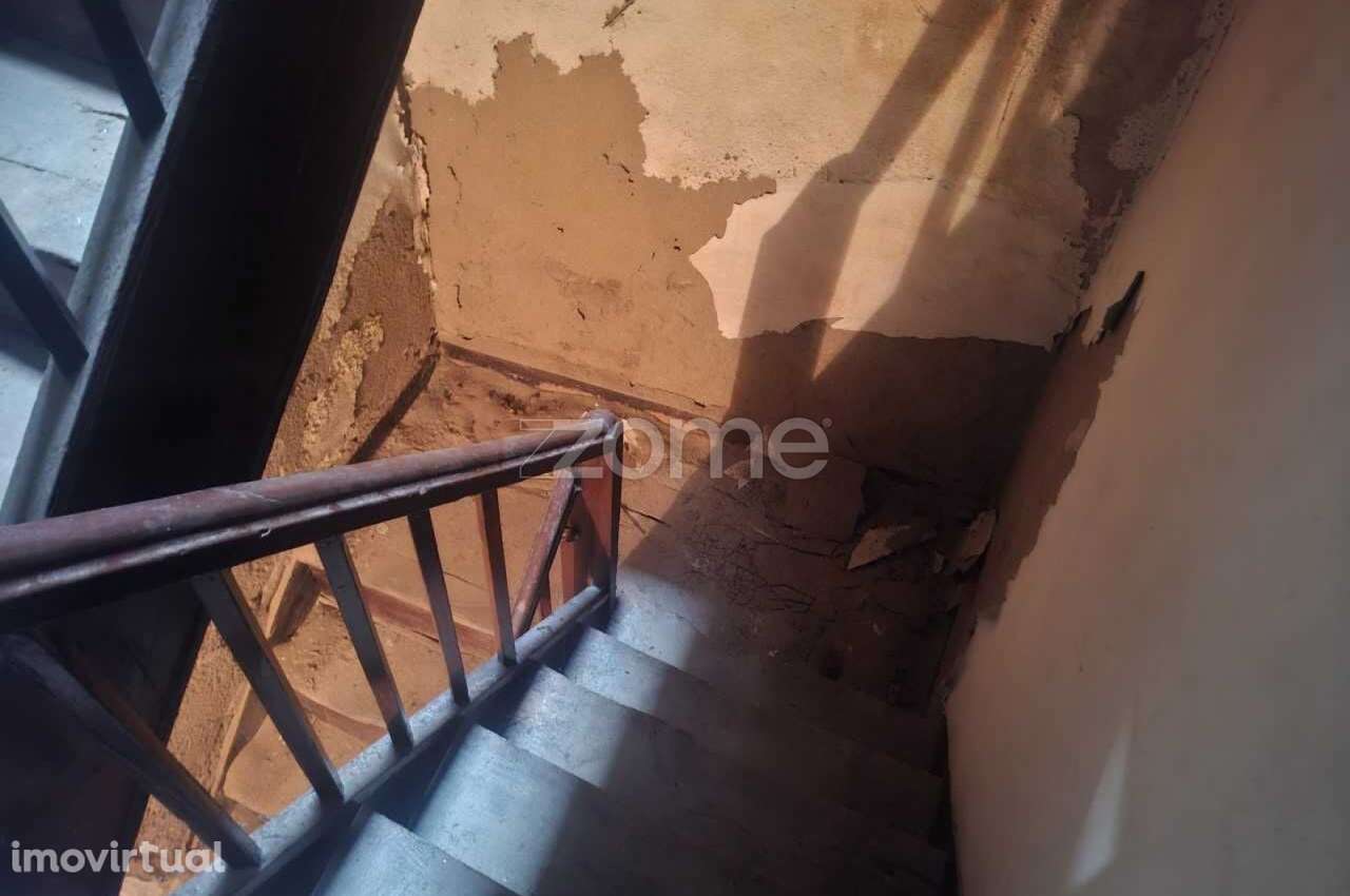 Prédio para reabilitar no centro da cidade - Grande imagem: 5/12