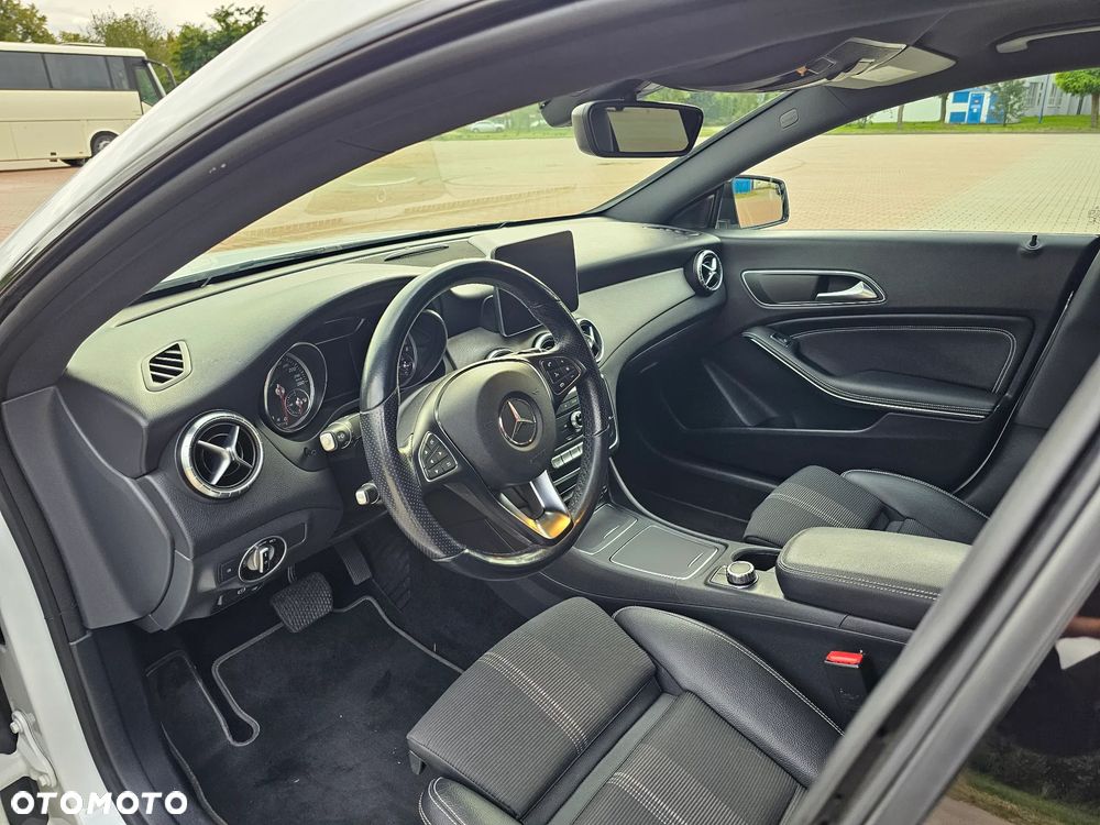 Mercedes-Benz CLA 200 7G-DCT - 10