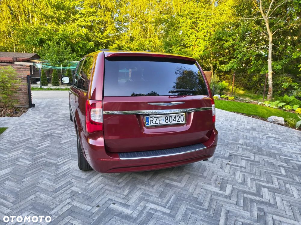 Chrysler Town & Country - 5