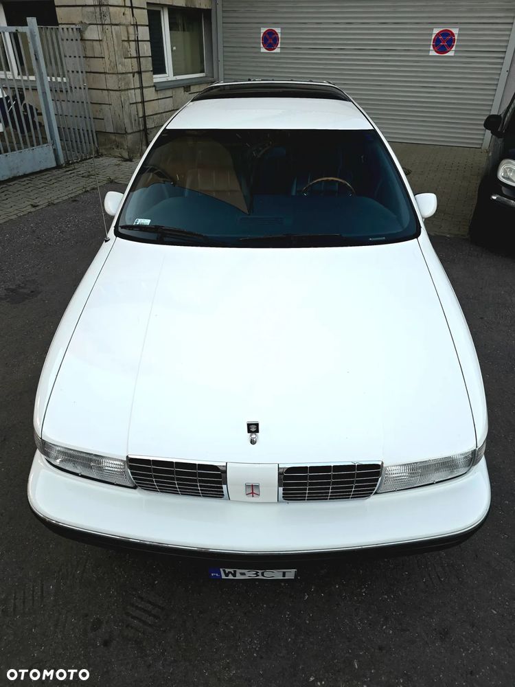 Oldsmobile Custom Cruiser - 2