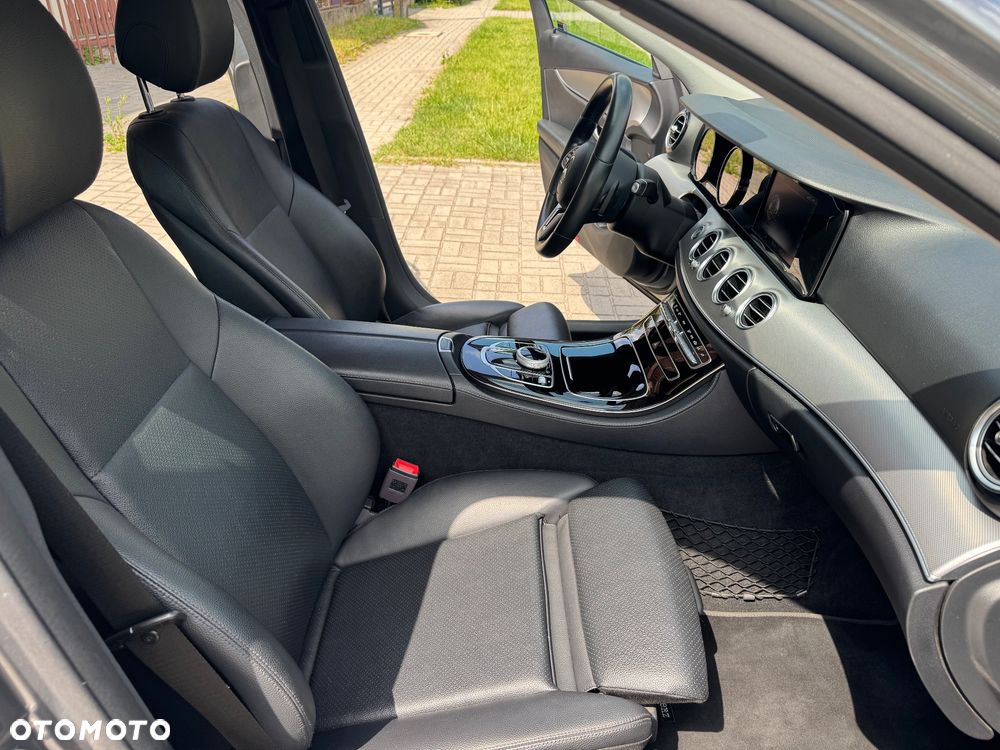Mercedes-Benz Klasa E 220 d 4-Matic 9G-TRONIC - 32