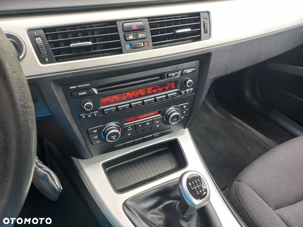 BMW Seria 3 318i Edition Exclusive - 32