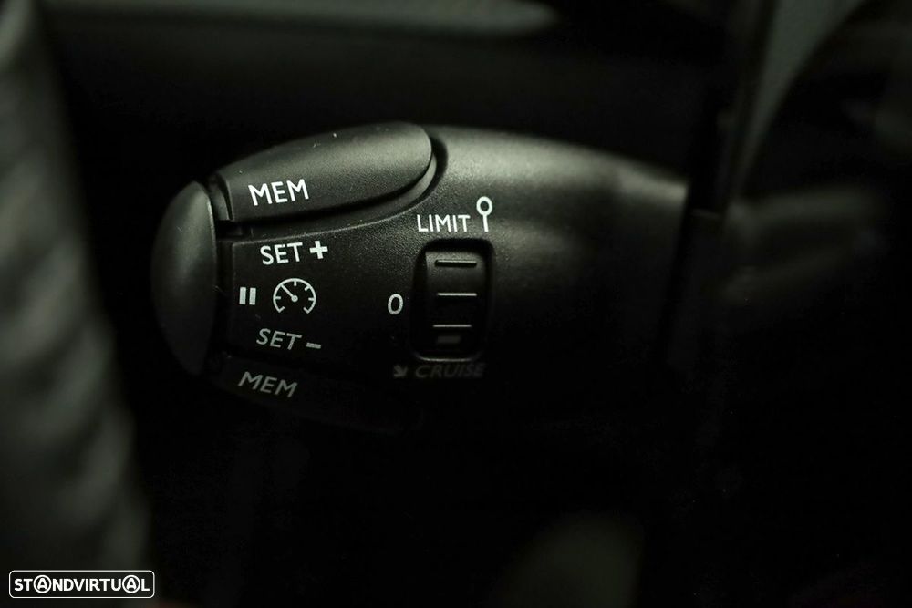 Peugeot 2008 1.2 PureTech Allure - 17