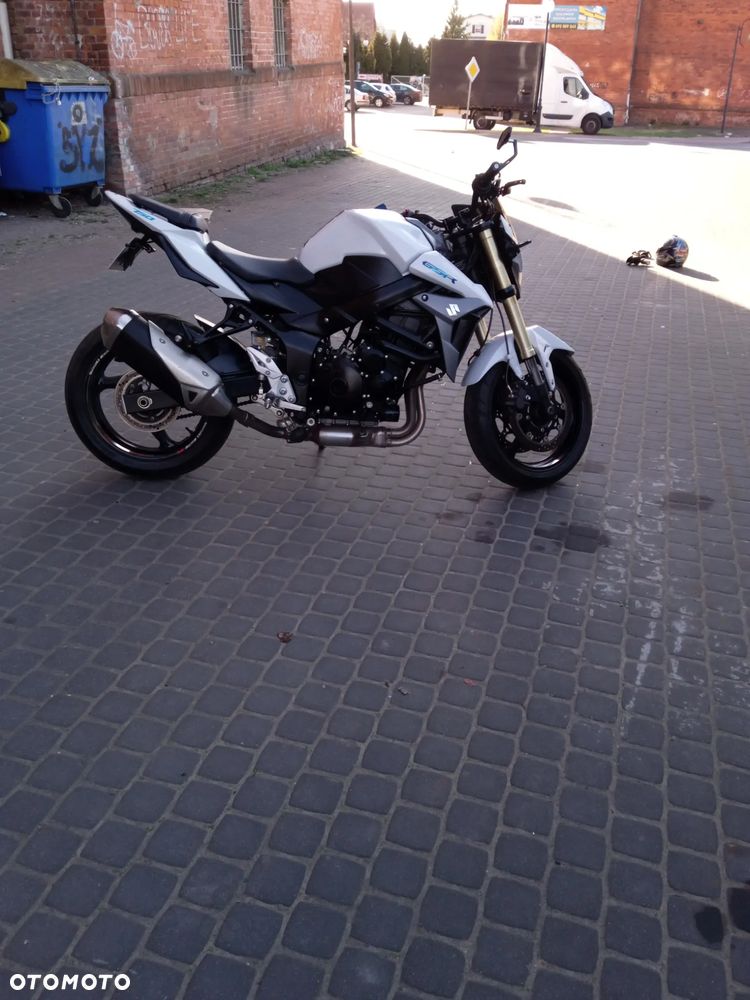 Suzuki GSR - 3