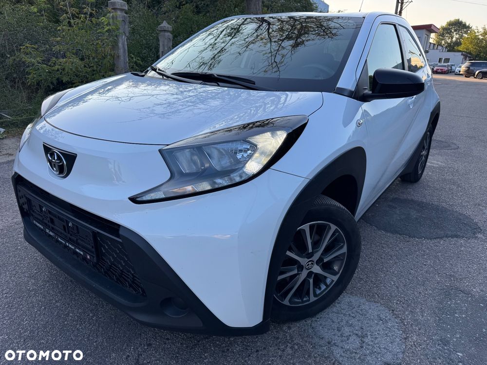 Toyota Yaris 2023 photo 2