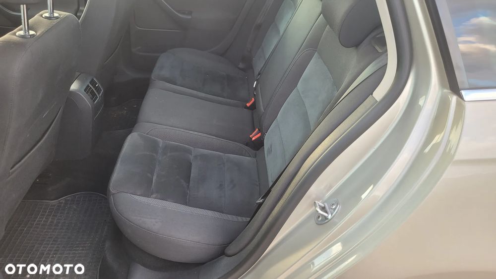 Volkswagen Golf 2.0 TDI DPF Highline - 14