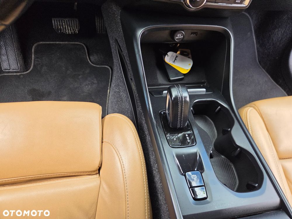 Volvo XC 40 T5 AWD Geartronic Momentum - 28
