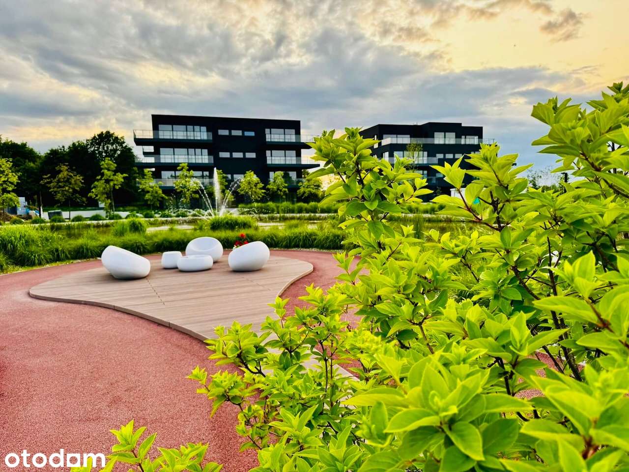 Taras, park i jezioro na wyciągnięcie