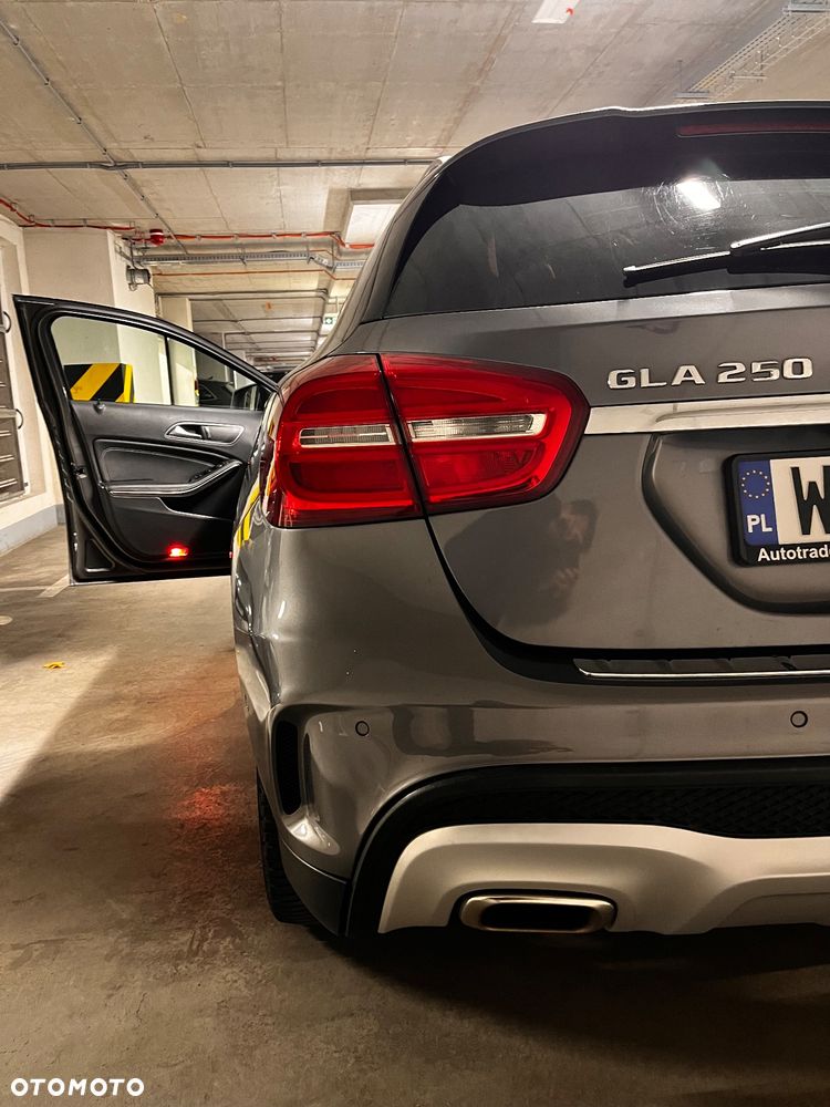 Mercedes-Benz GLA 250 4Matic 7G-DCT - 16