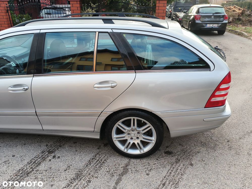 Mercedes-Benz Klasa C 320 4Matic Avantgarde Sport Edition - 27