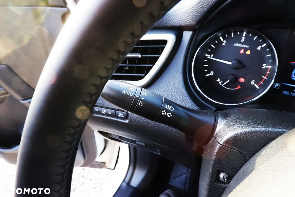 Nissan Qashqai 1.6 DCi Xtronic N-Connecta - 17