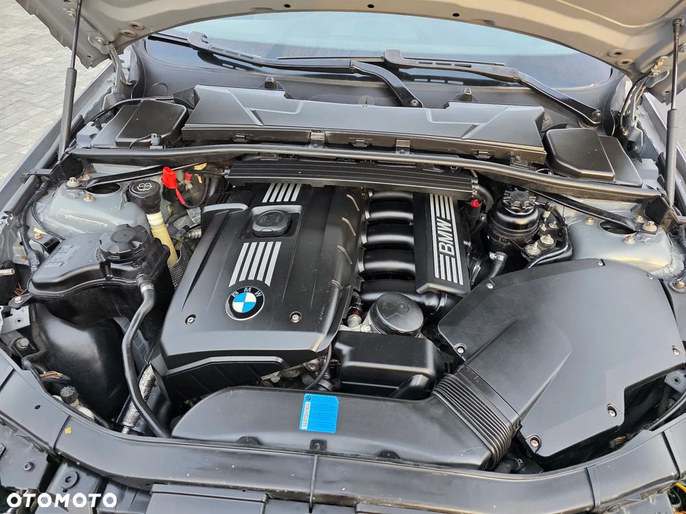 BMW Seria 3 325i - 25