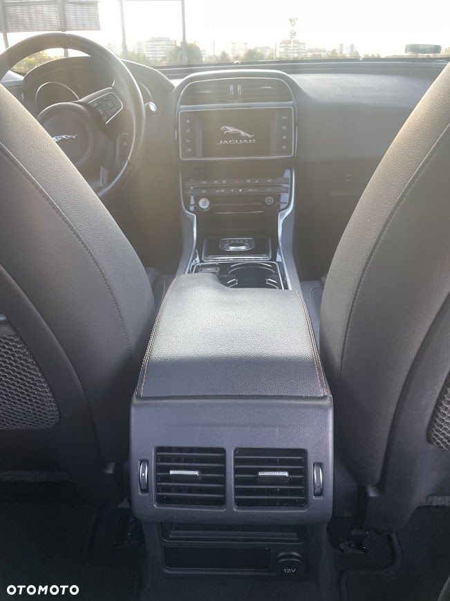 Jaguar XE 2.0 D Prestige - 18