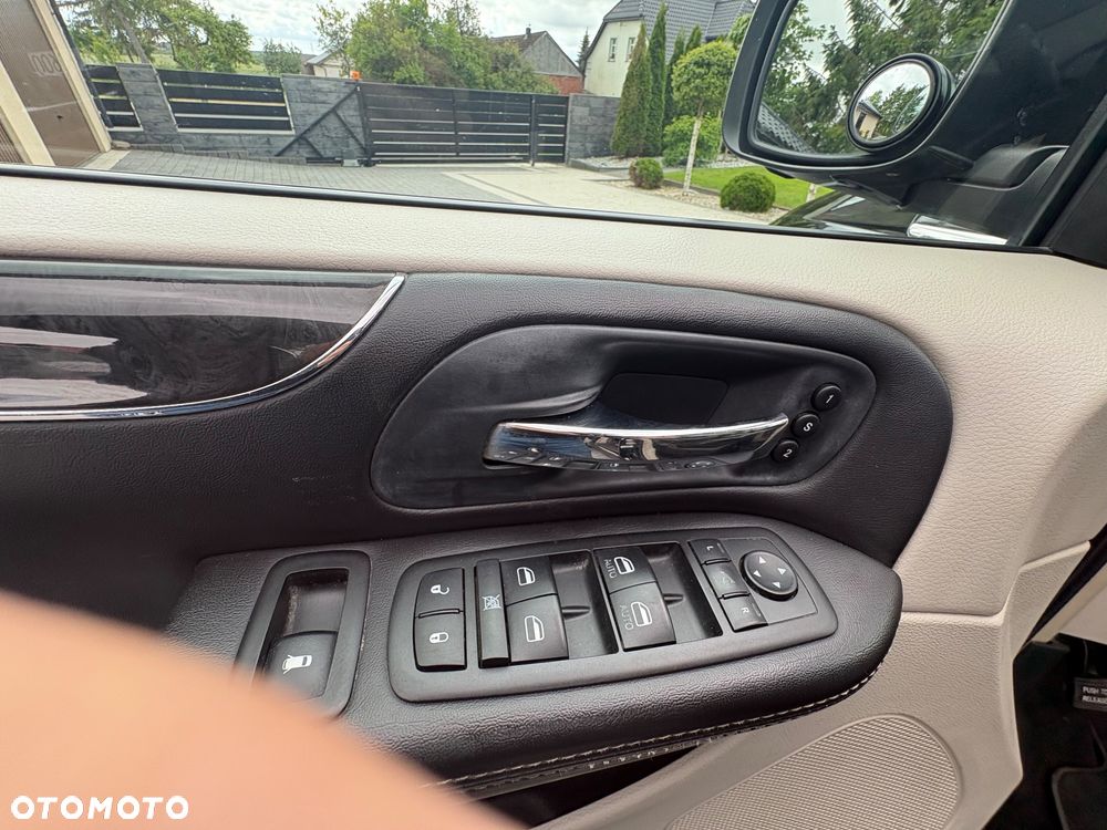 Chrysler Town & Country - 29
