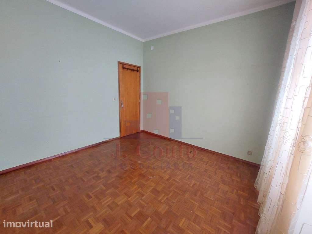 Prédio com espaço comercial e Apartamento T2 - Grande imagem: 5/29