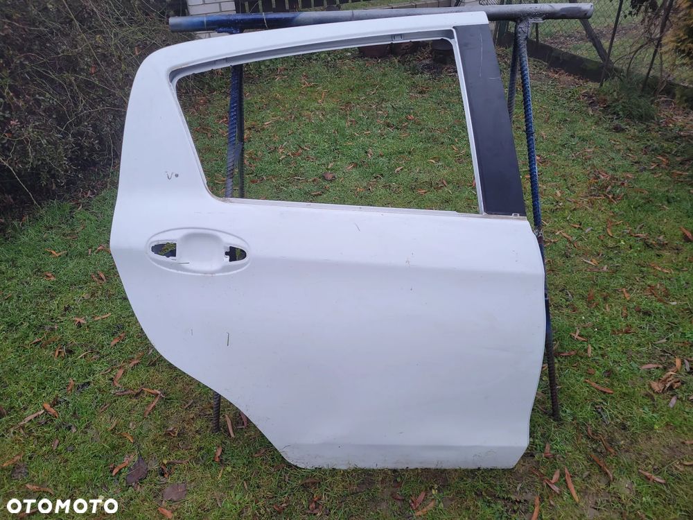 Toyota Yaris III prawe drzwi tył