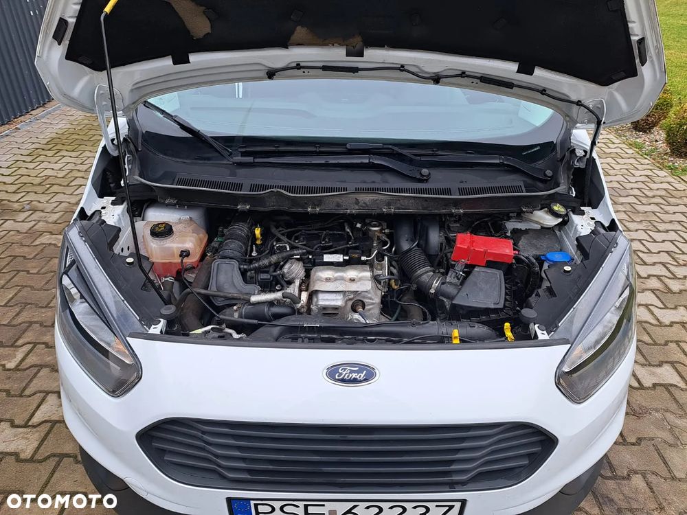 Ford Transit Courier - 13