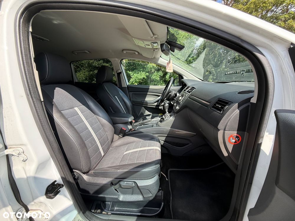 Ford Kuga 2.0 TDCi 2x4 Titanium - 11