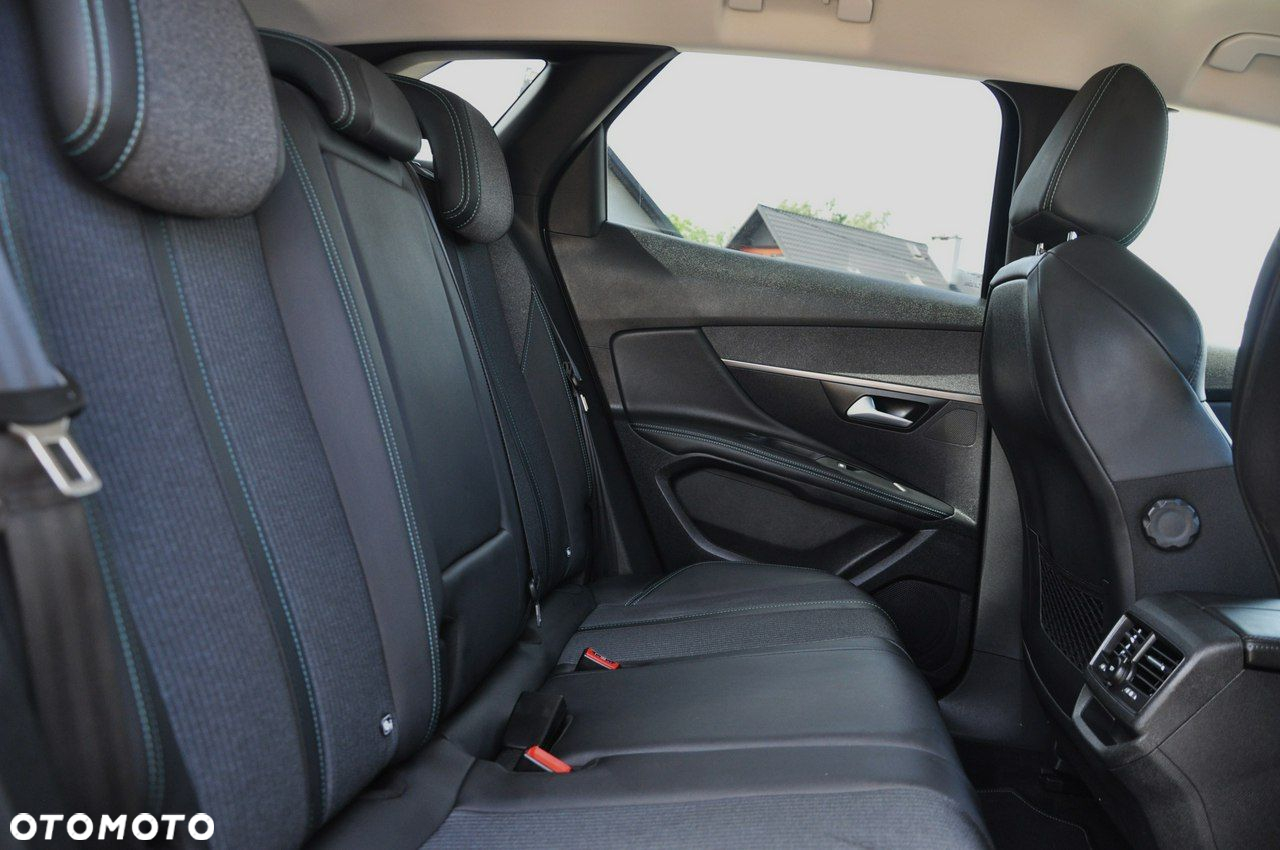 Peugeot 3008 1.2 PureTech Allure Pack S&S - 17