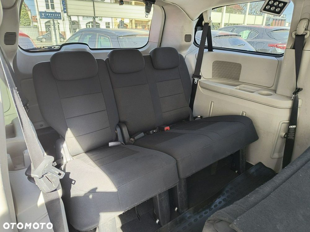 Dodge Caravan - 16