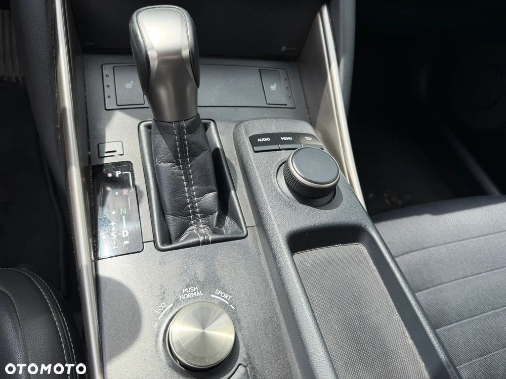 Lexus IS 300h Business Edition - 20