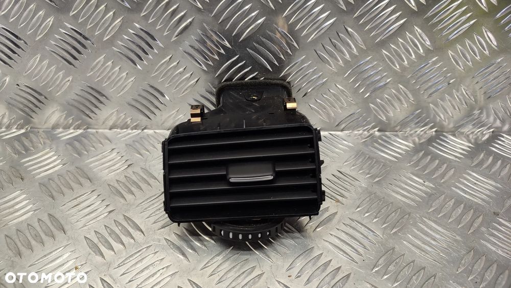 VW TOUAREG 7P 10-18R KRATKA NAWIEWU DESKI KONSOLI LEWA 7P1819703A 7P1819703 A - 1