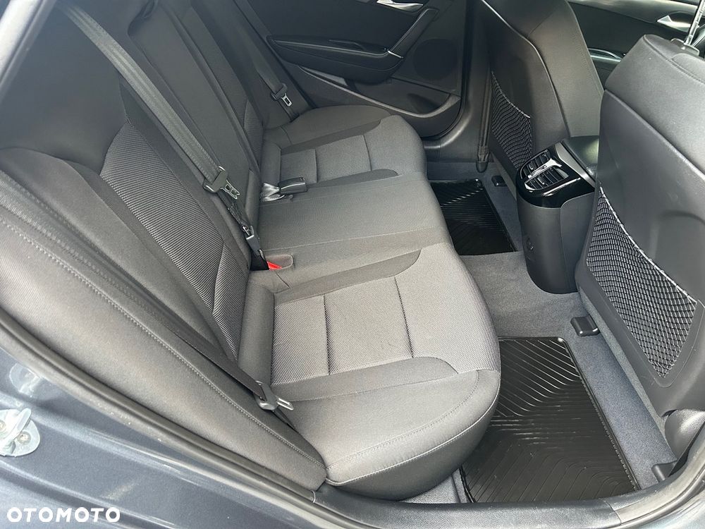 Hyundai i40 Kombi blue 1.6 Family+ - 32