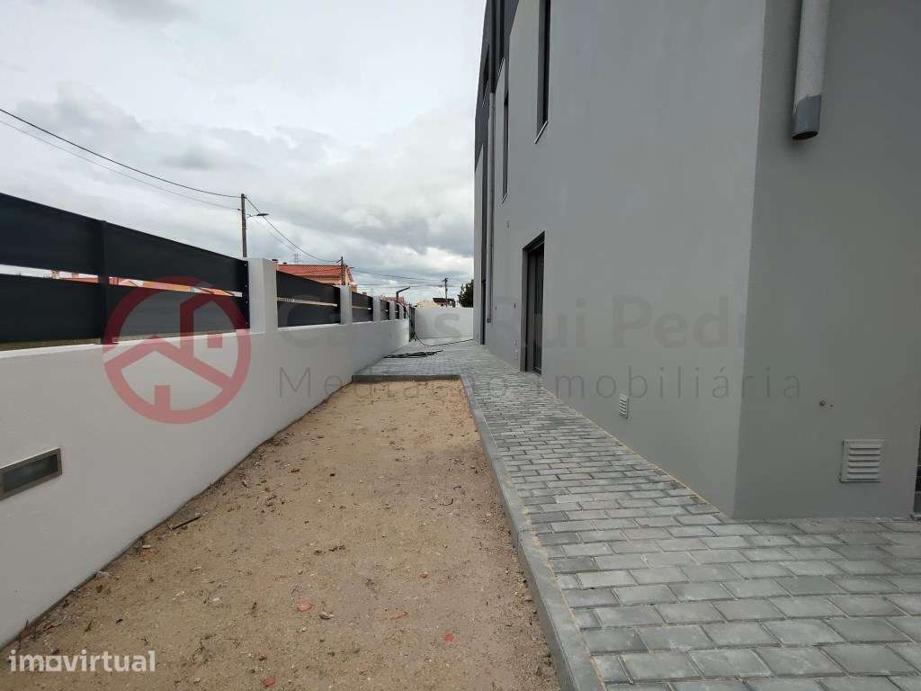 Moradia Geminada Triplex T4 em Lote de Gaveto, Conforto e Tranquili... - Grande imagem: 2/45