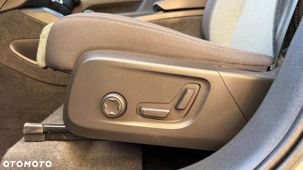 Volvo XC 40 B3 B DKG Ultra Black Edition - 17