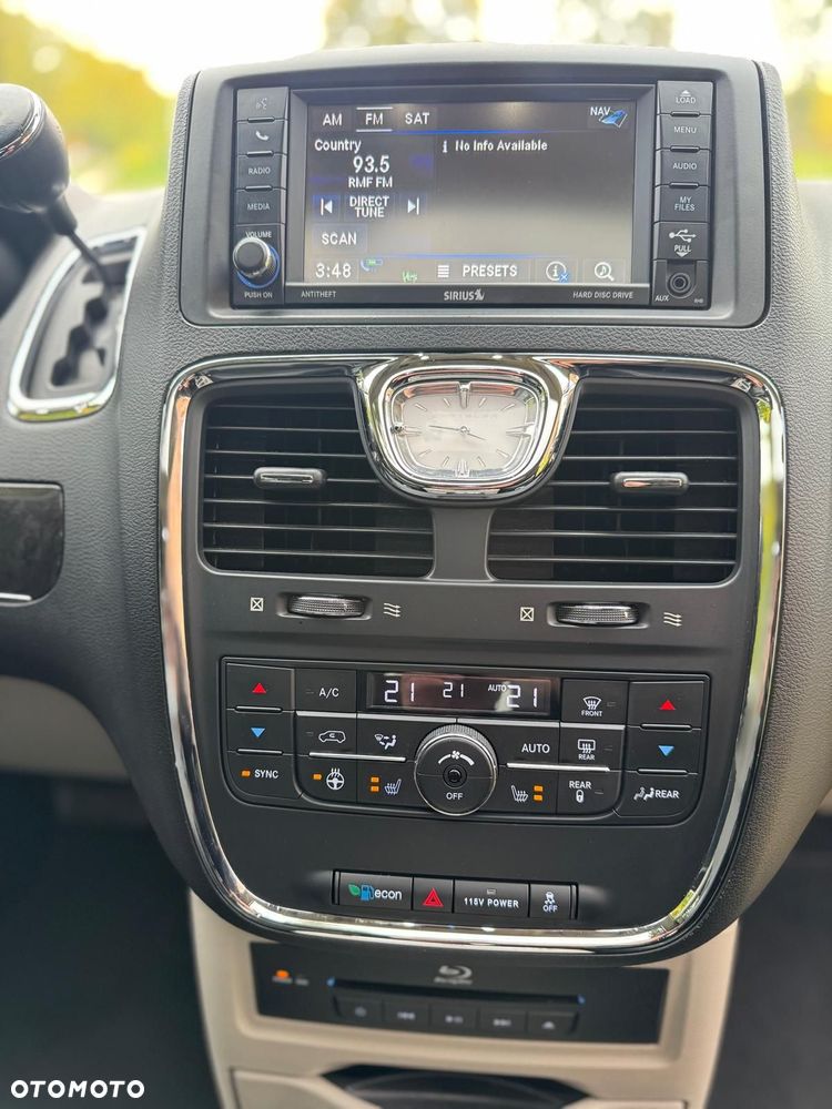 Chrysler Town & Country - 9
