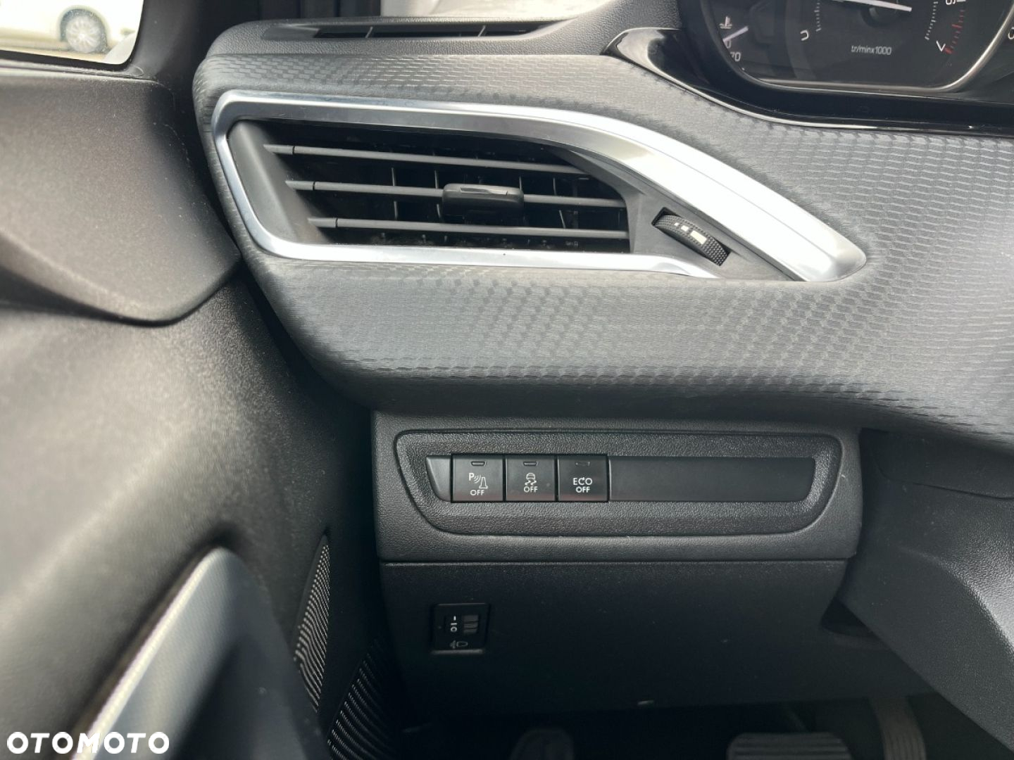 Peugeot 2008 1.2 Pure Tech Allure S&S EAT6 - 19