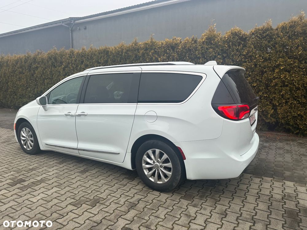 Chrysler Pacifica - 5