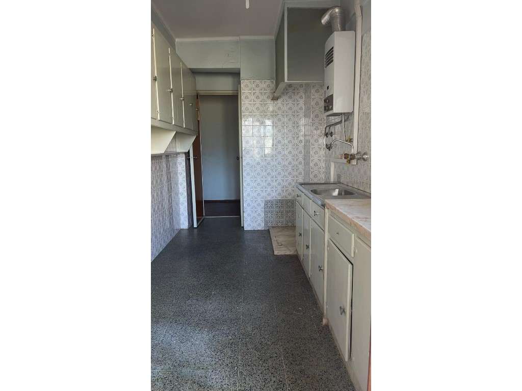 Apartamento T2 para Remodelação Total no Seixal com Logradouro - Grande imagem: 3/9