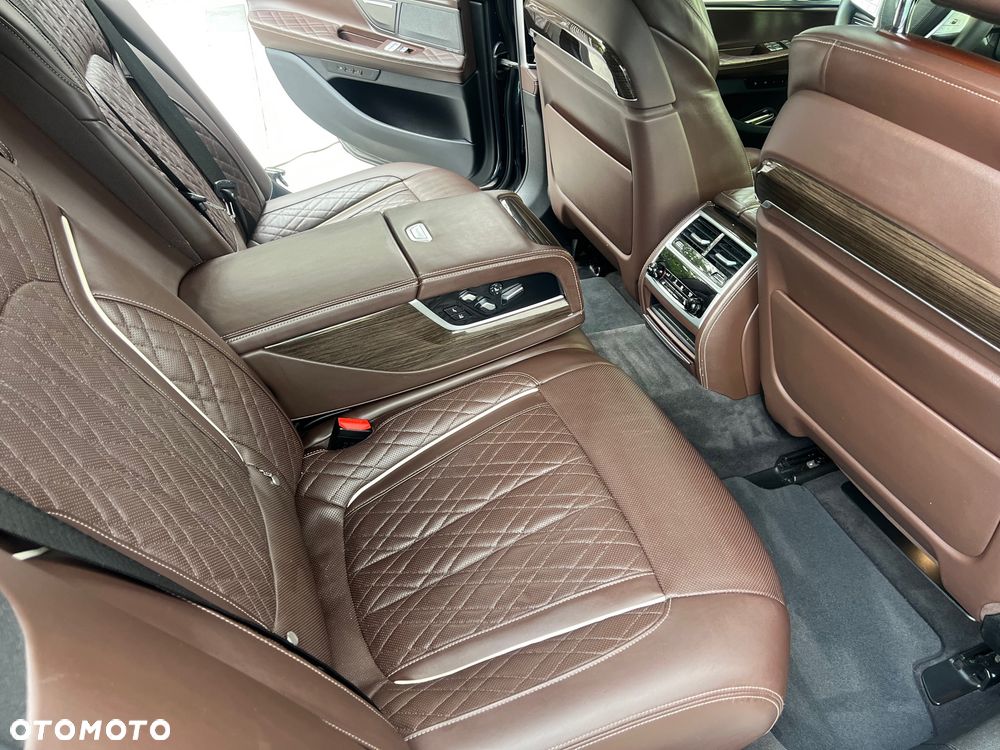 BMW Seria 7 745e - 7