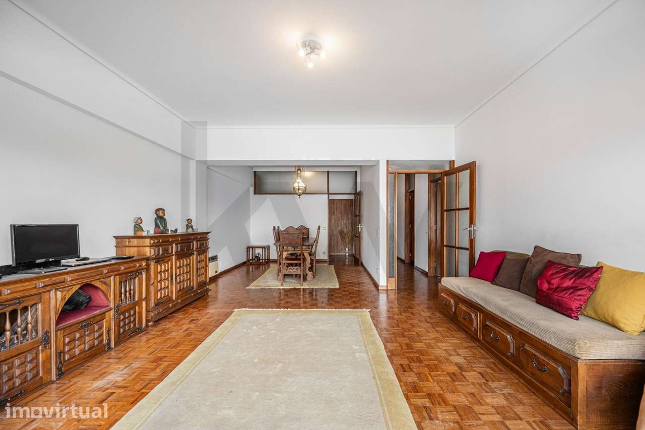 Apartamento T2 com varanda e potencial  para T3 - R. Dom João IV - B - Grande imagem: 5/34