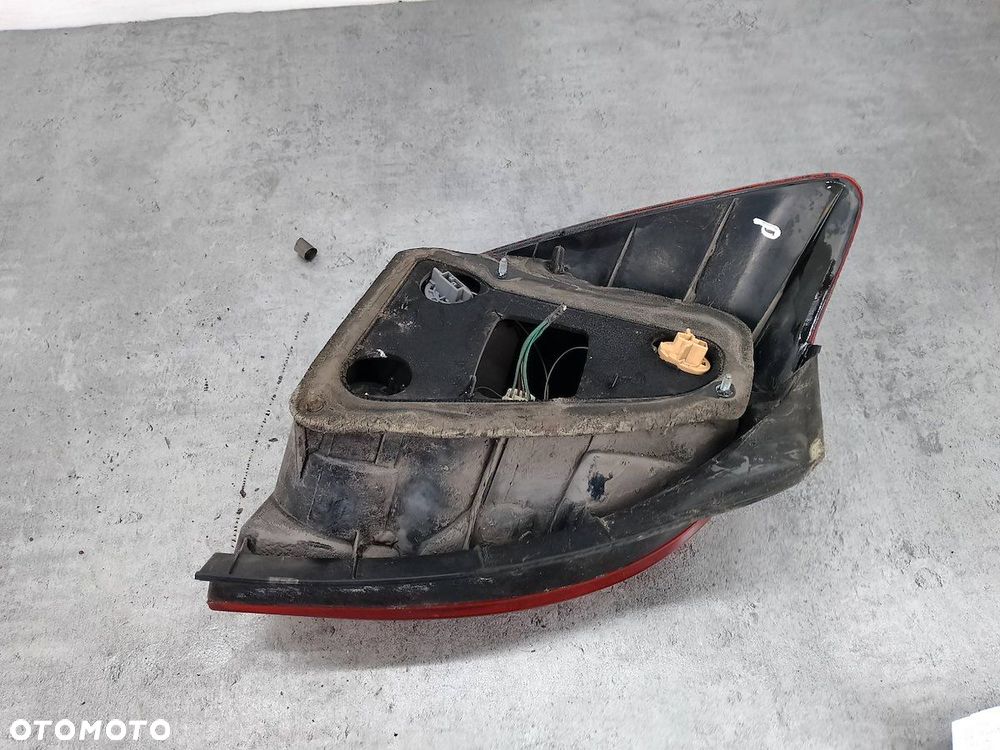 LAMPA TYLNA PRAWA TOYOTA COROLLA VERSO I 1827 - 5