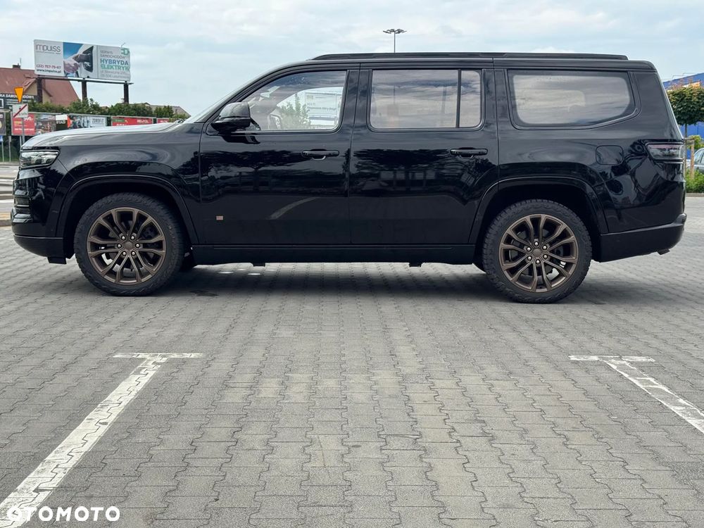 Jeep Grand Wagoneer - 25