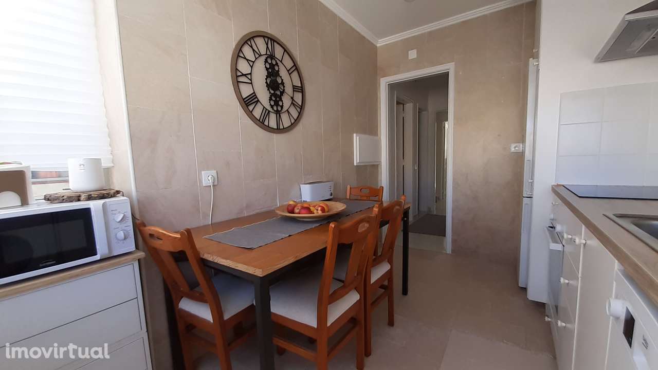 T1 + 1 totalmente remodelado com excelentes áreas no coração de Algés - Grande imagem: 5/21