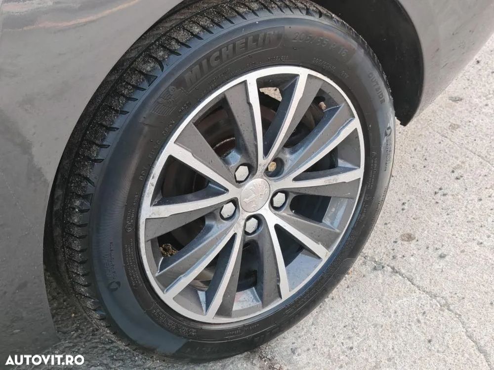Peugeot 308 1.2 L PureTech Turbo S&S Allure Pack - 29