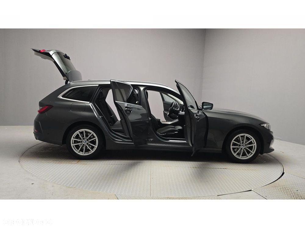 BMW Seria 3 320d xDrive mHEV - 13