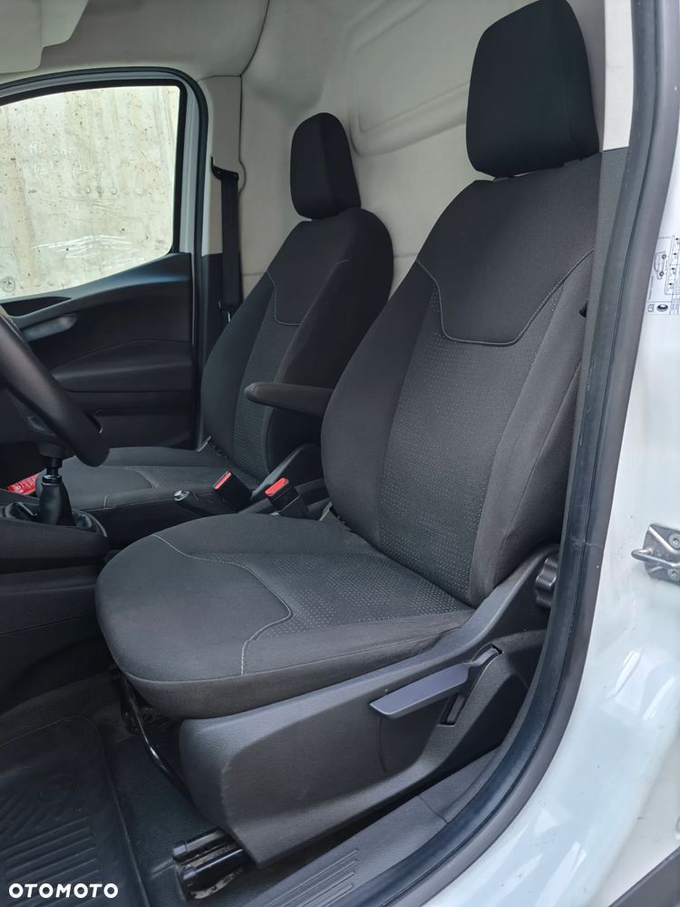 Ford Transit Courier - 19