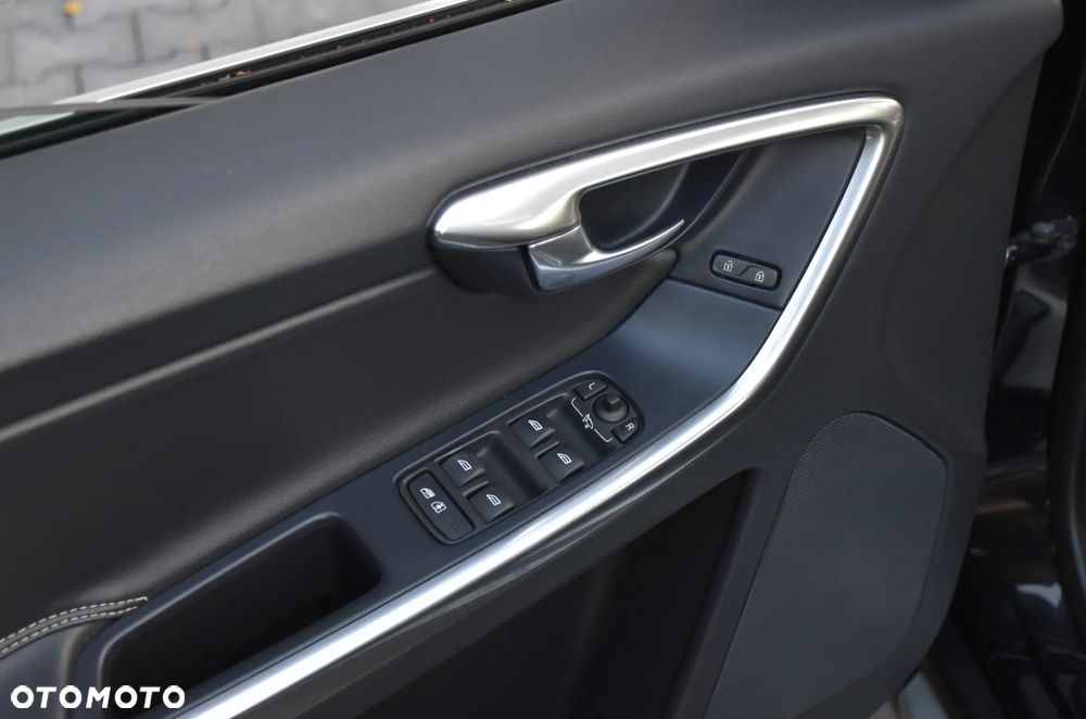 Volvo XC 60 D3 Drive-E R-Design Momentum - 23