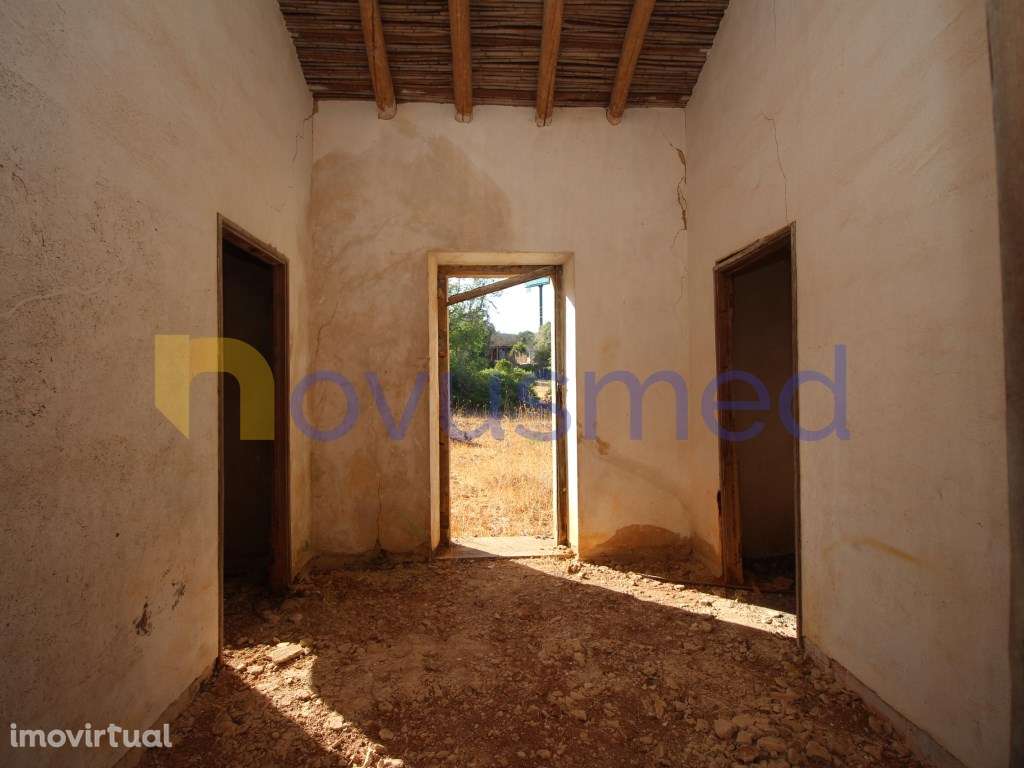 Moradia térrea para reabilitar na Centeeira, Paderne - Albufeira, N... - Grande imagem: 2/43