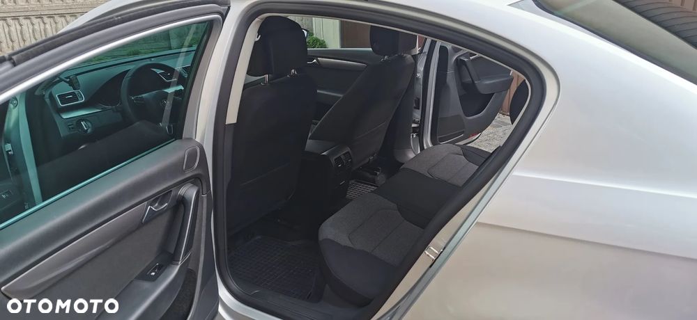Volkswagen Passat 2.0 TDI Comfortline DSG - 13