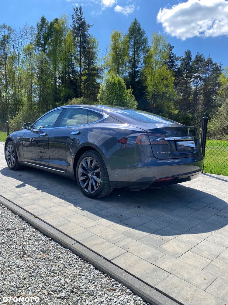 Tesla Model S - 4