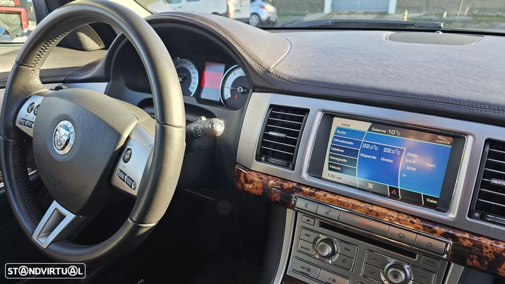Jaguar XF 2.7 D V6 Premium Luxury - 37