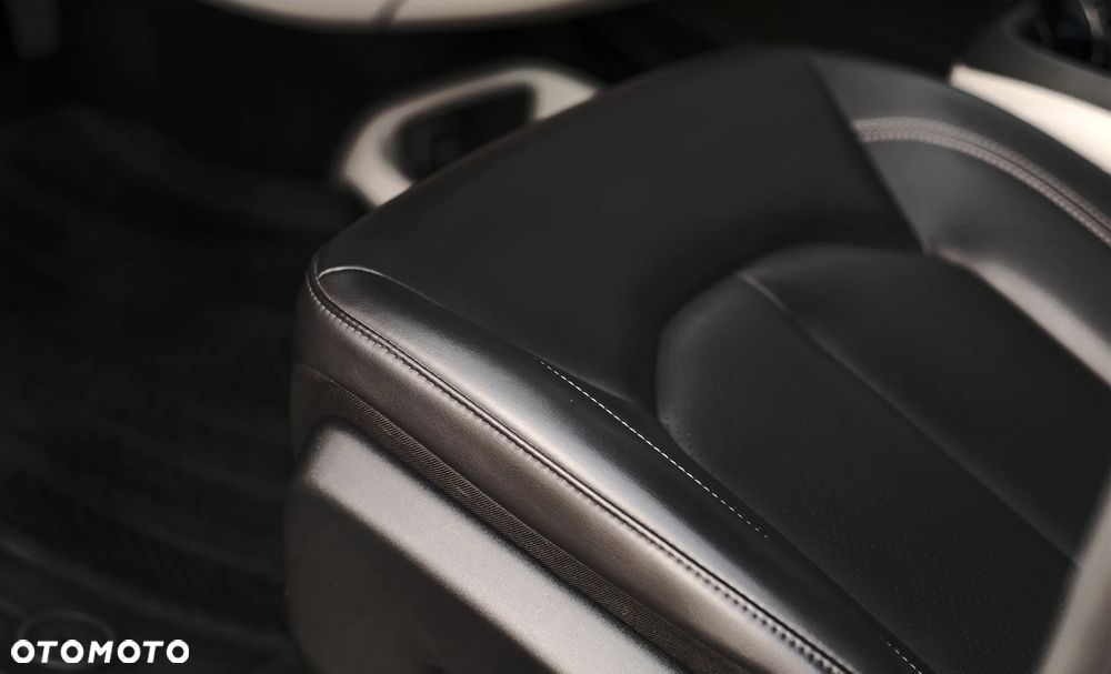 Chrysler Pacifica - 11